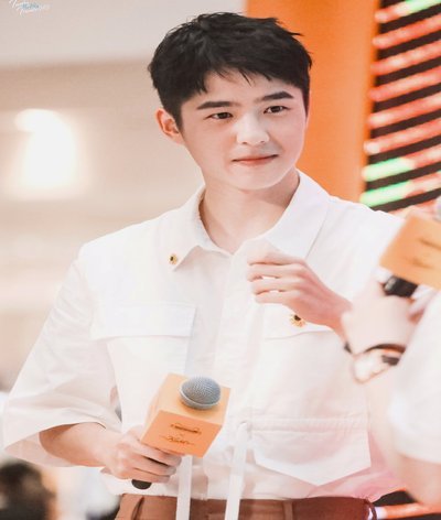 李昊炎视频感谢干爹对他的培养！！！！！！