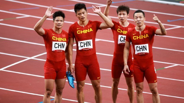 维萨泪洒绿茵为球倒地不动容