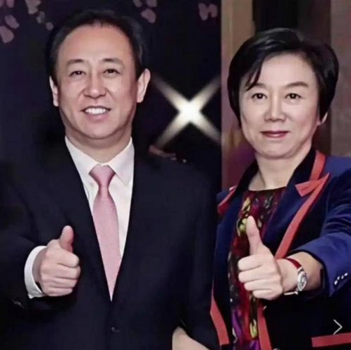 68岁许家印庭审照释出，满头白发，面容沧桑