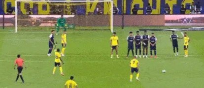 加萨尼禁区外惊艳任意球：弧线飞过人墙，可惜差之毫厘
